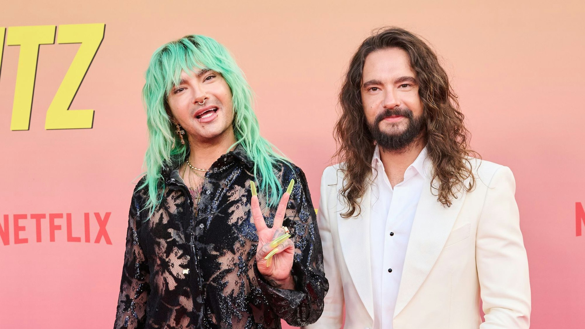 Bill und Tom Kaulitz posieren für Fotografen.