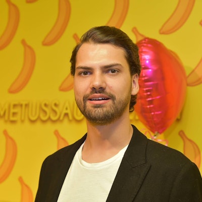 Jimi Blue Ochsenknecht posiert vor Fotowand.