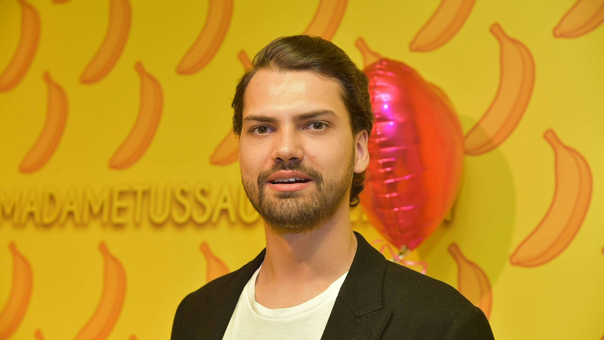 Jimi Blue Ochsenknecht posiert vor Fotowand.