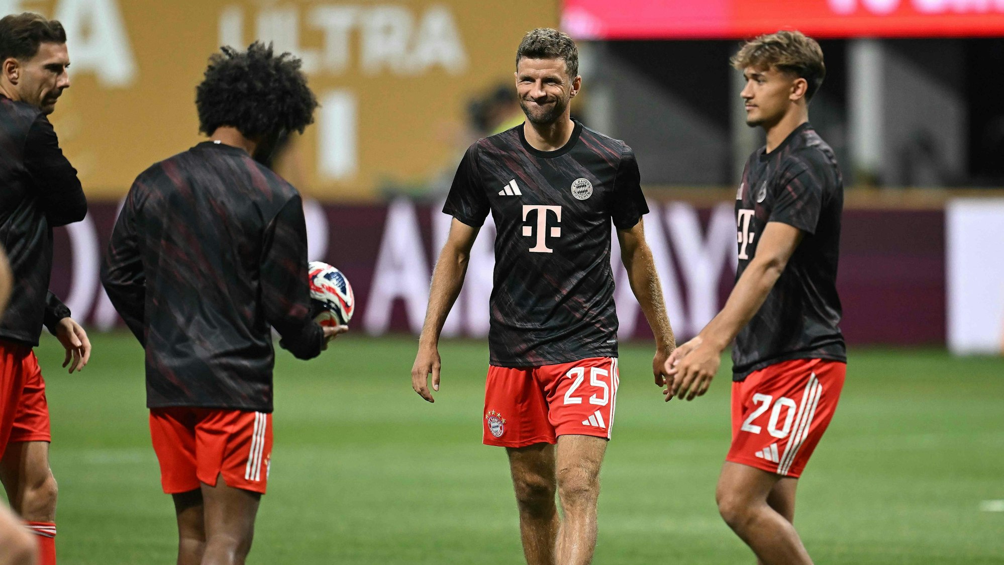 Thomas Müller vor dem Anpfiff des Klub-WM-Viertelfinals gegen PSG am 05. Juli 2025. Eines seiner letzten Spiele im Trikot des FC Bayern.