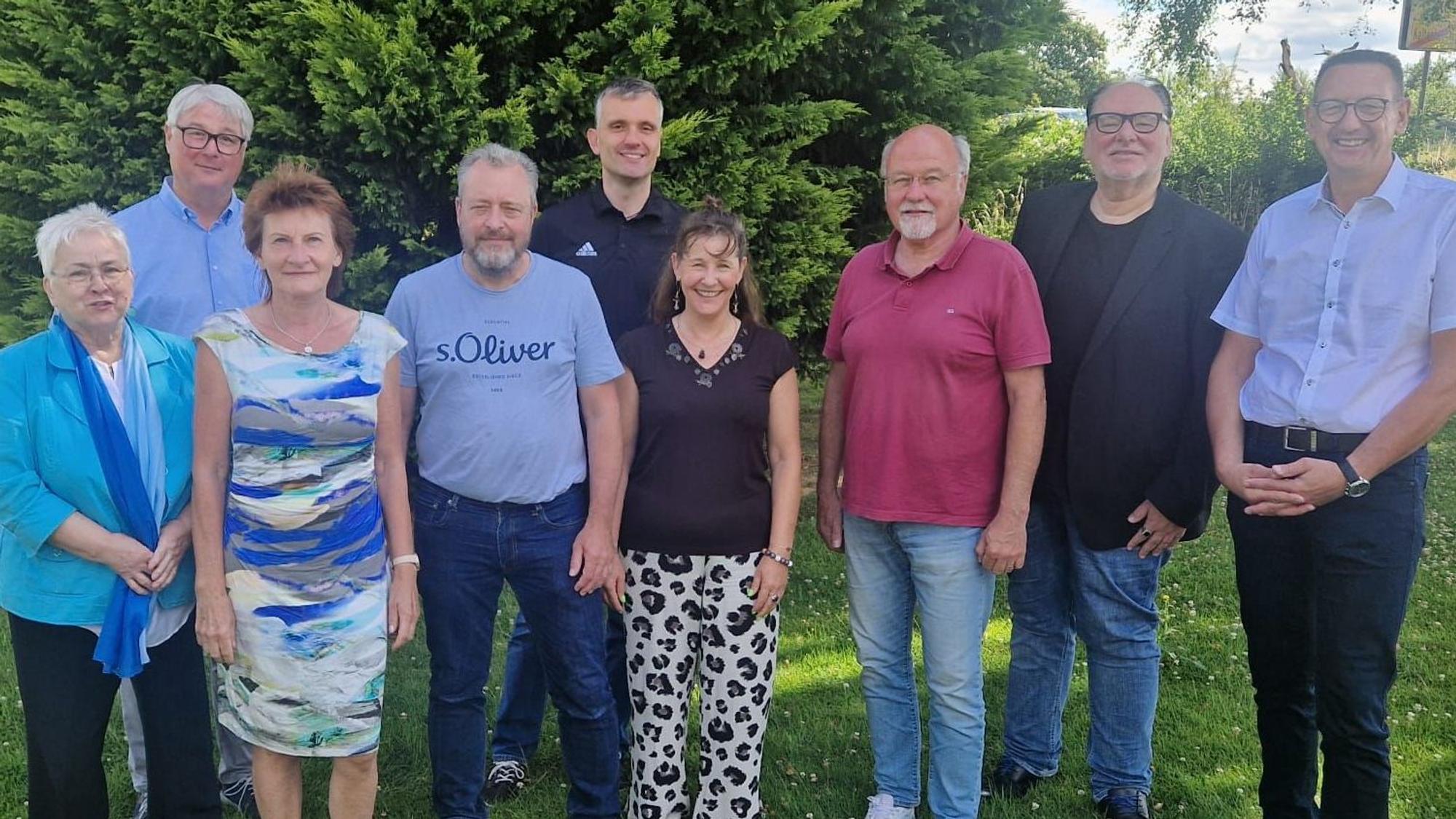 Die stellvertretende Landrätin Leonore Schäfer mit dem Vorsitzenden des Stadtsportbundes, Bodo Jakob, den Blutspendern Gisela Kalauch, Claas Claßen, Marc Baack, Marion Reball, Reiner Spatke, Michel Becker sowie Bürgermeister Dirk Runge