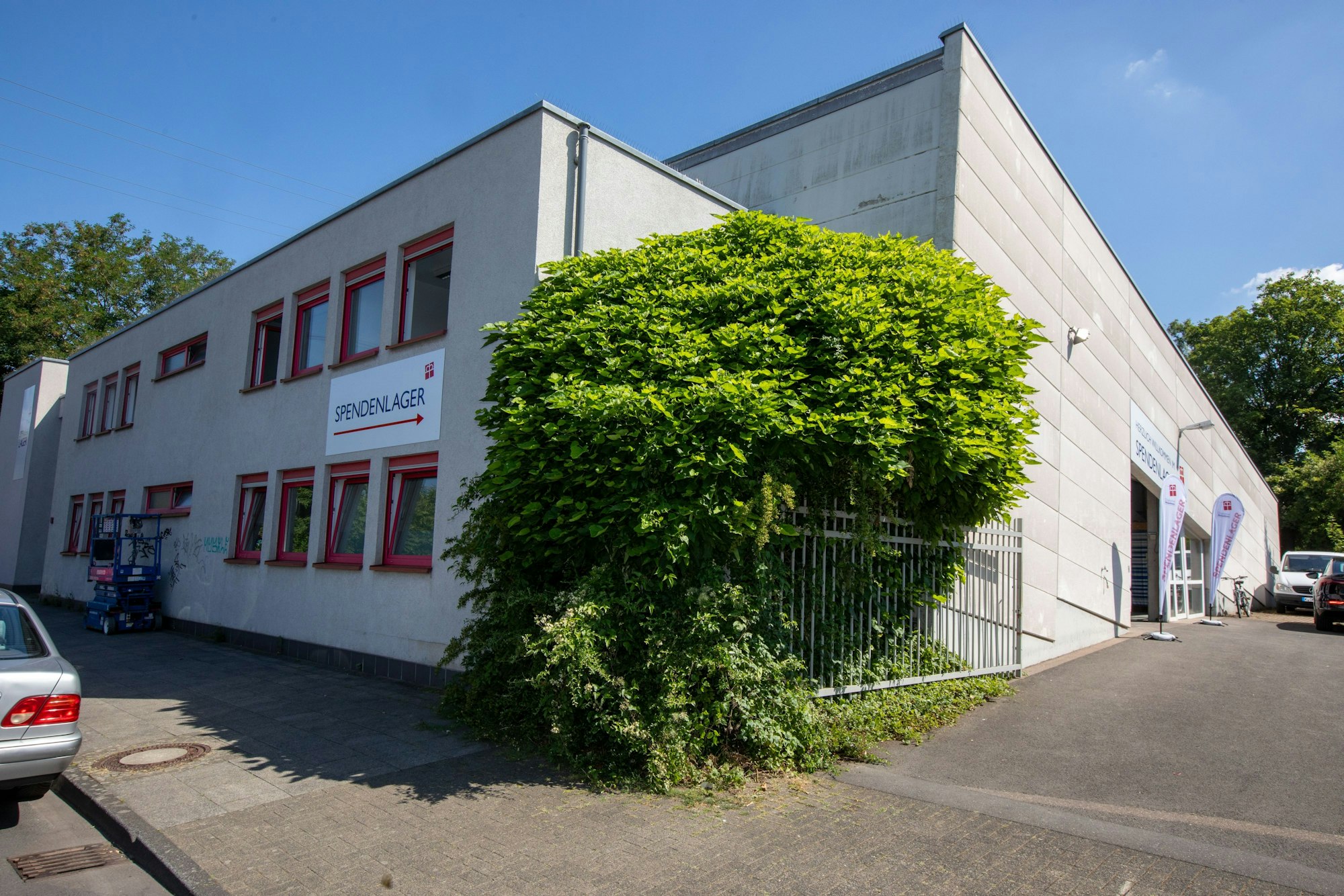 Ein einfaches mehrgeschossiges Flachdach-Gebäude ist zu sehen.