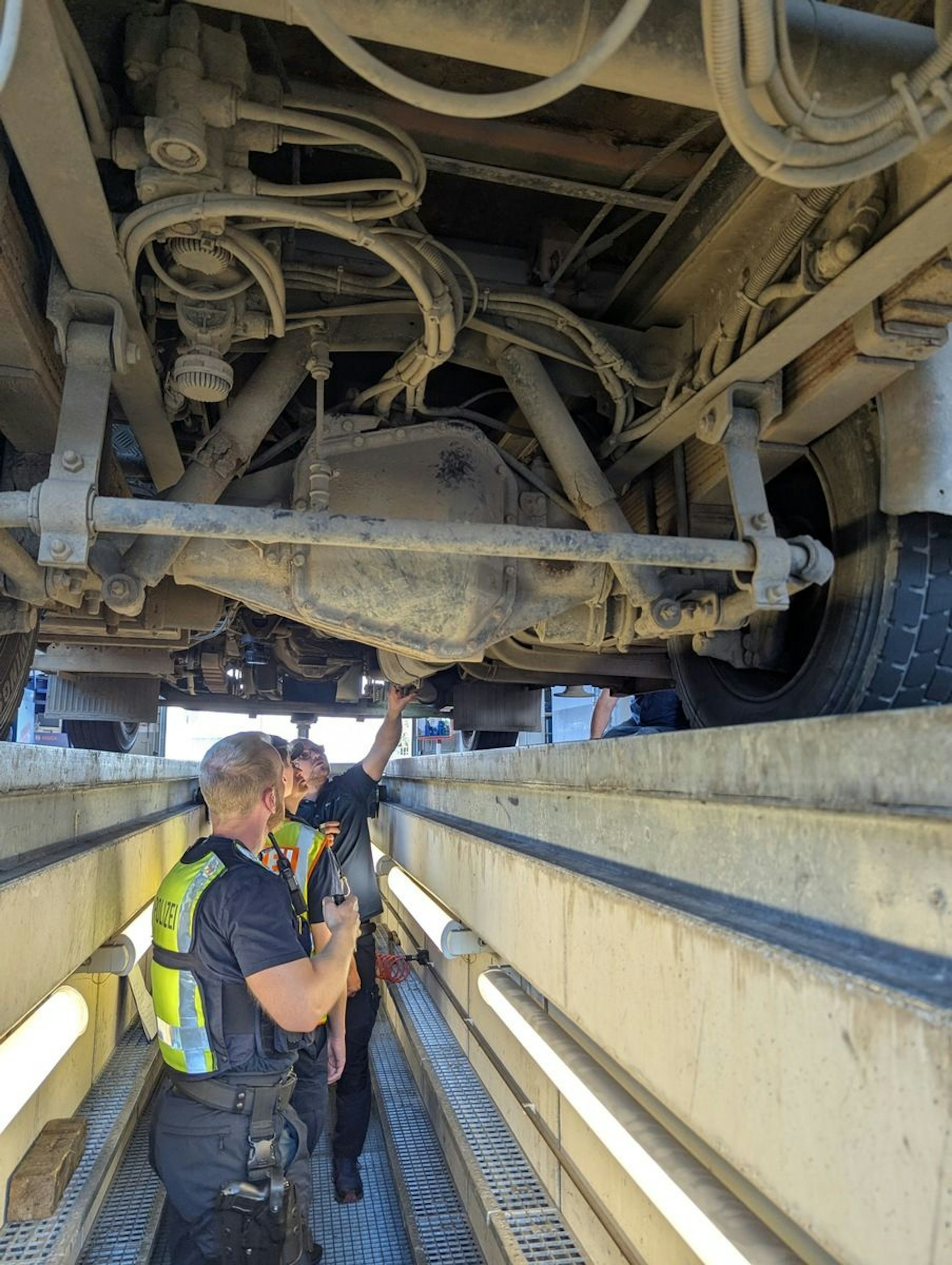 Der verkehrsunsichere Lkw, der von der Polizei kontrolliert wurde.