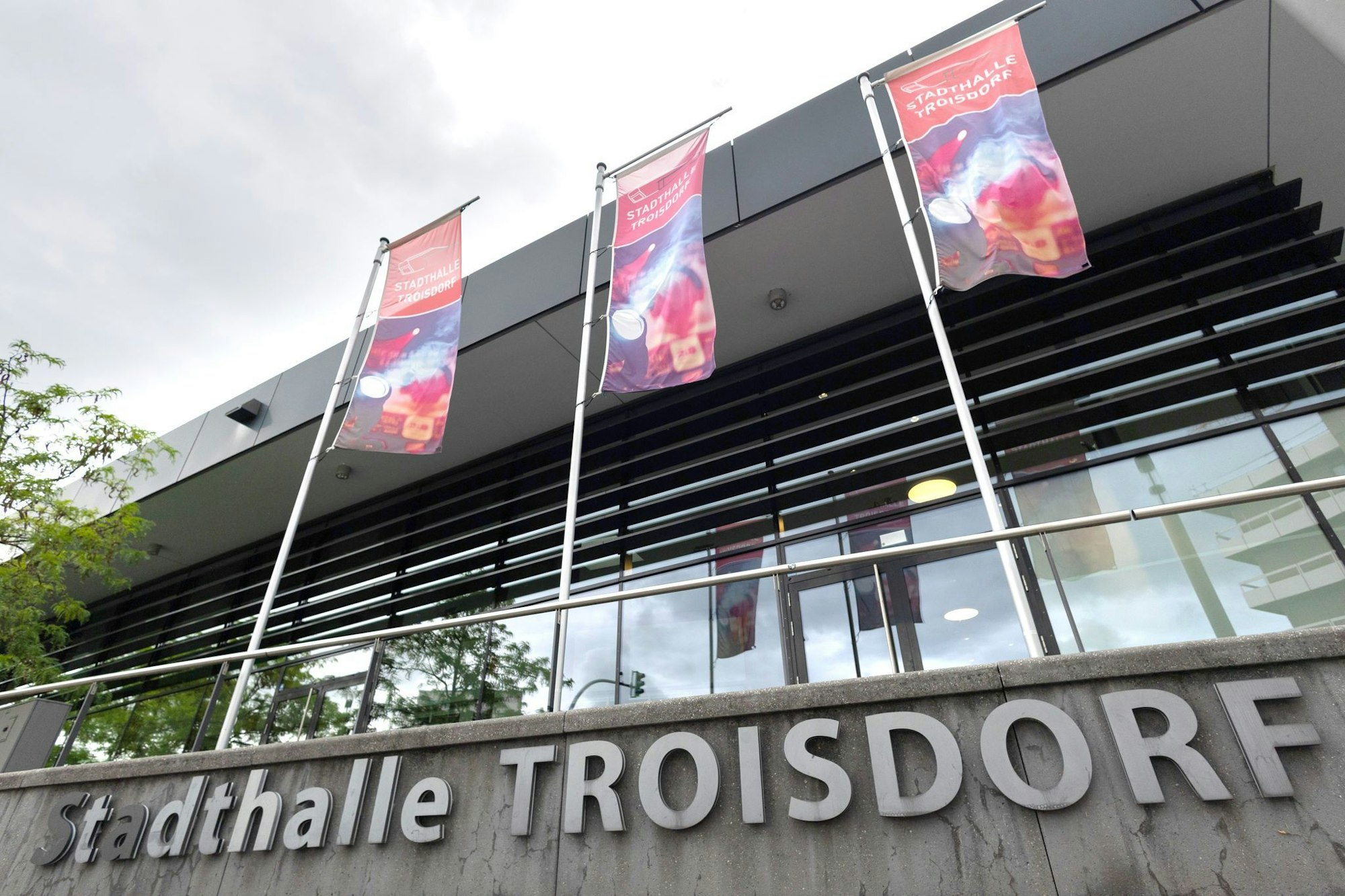 Vor der Stadthalle in Troisdorf wurde ein Rettungssanitäter angegriffen und sehr schwer verletzt. (Symbolfoto)
