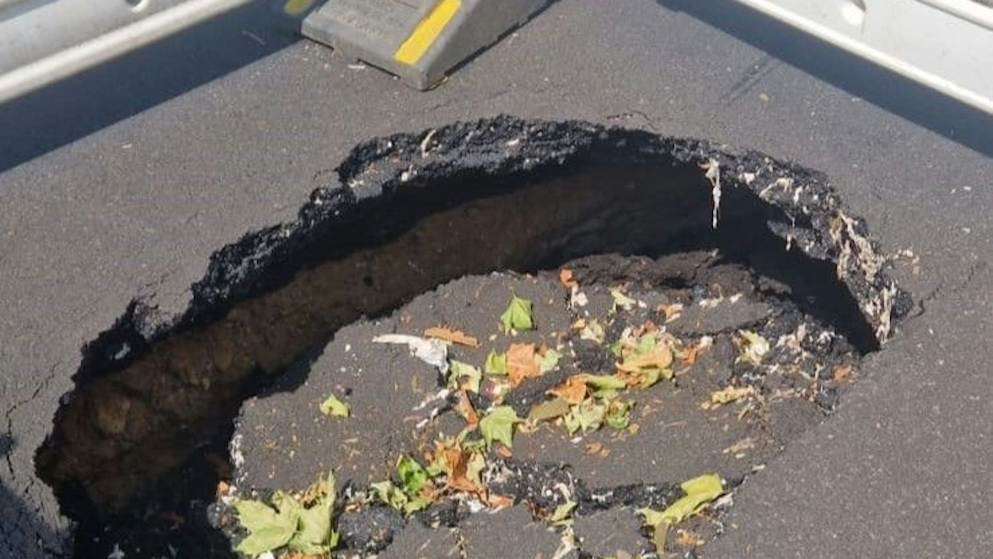 Auf der Adenauerallee in Bonn klafft ein riesiges Loch in der Fahrbahn.