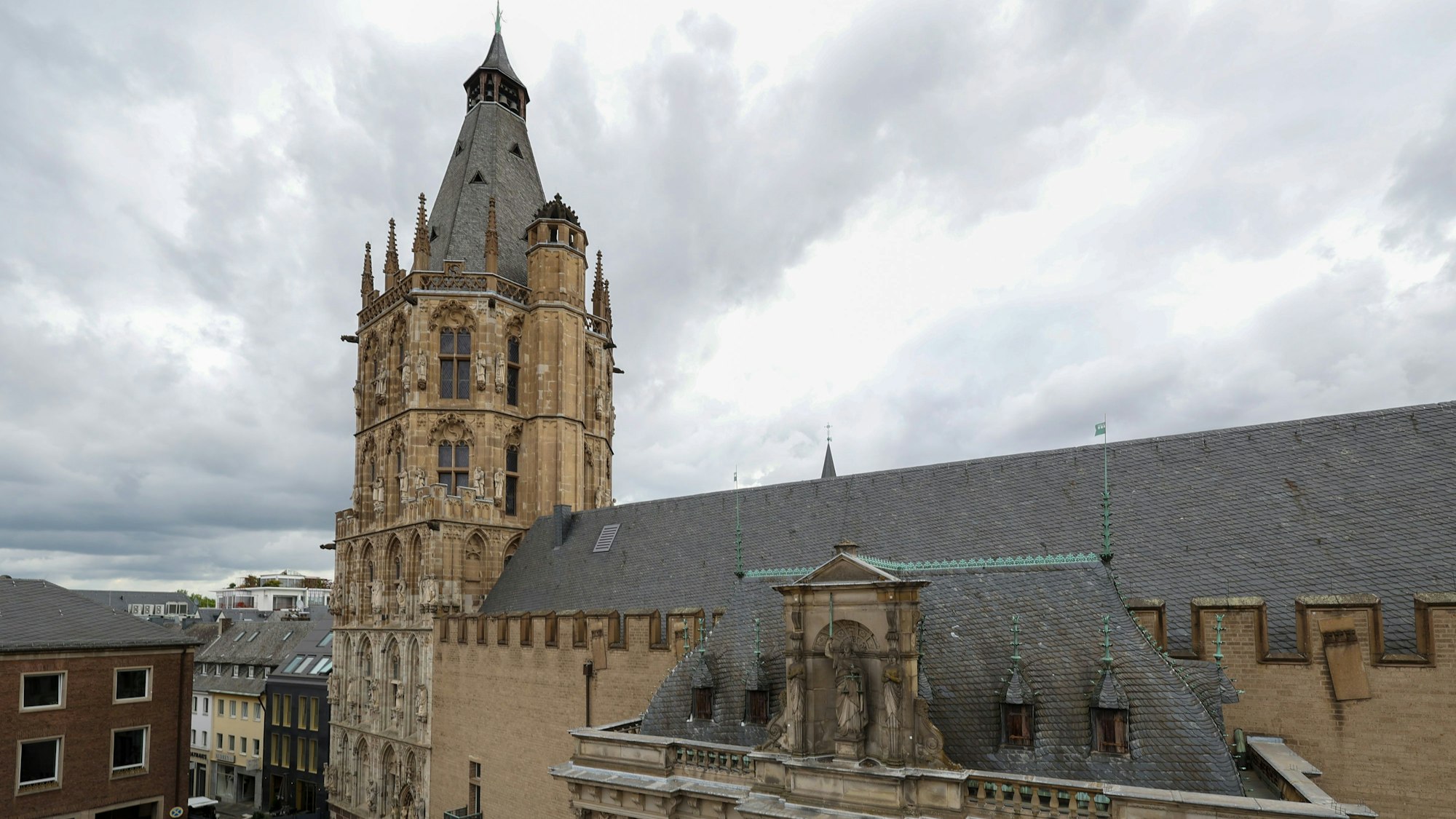 Blick auf das Historische Rathaus: Die Kölner Parteien ziehen Konsequenzen aus dem „Köln-Check“ (Symbolbild).