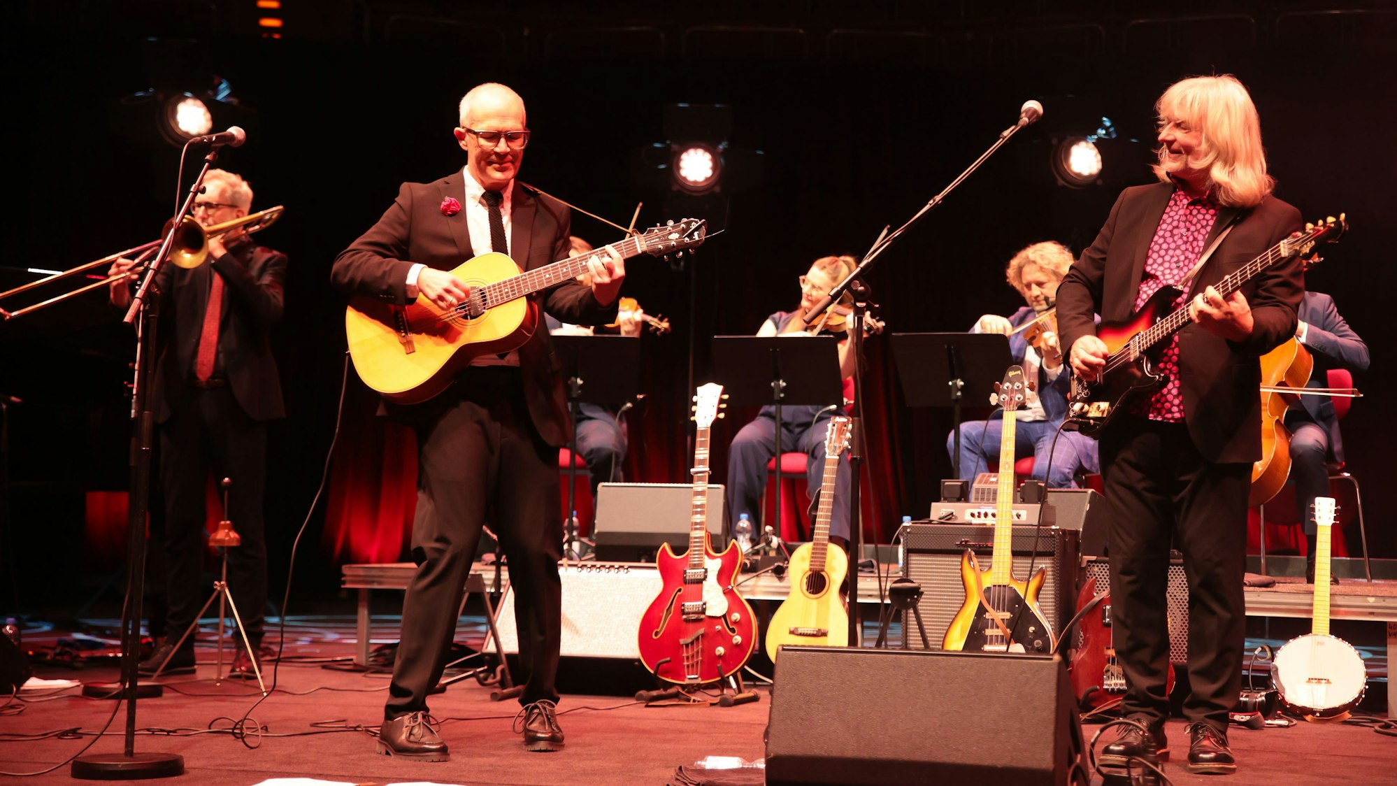 Links vorne spielt Markus Berges auf der akustischen Gitarre, rechts Bassist und Produzent Ekki Maas.
