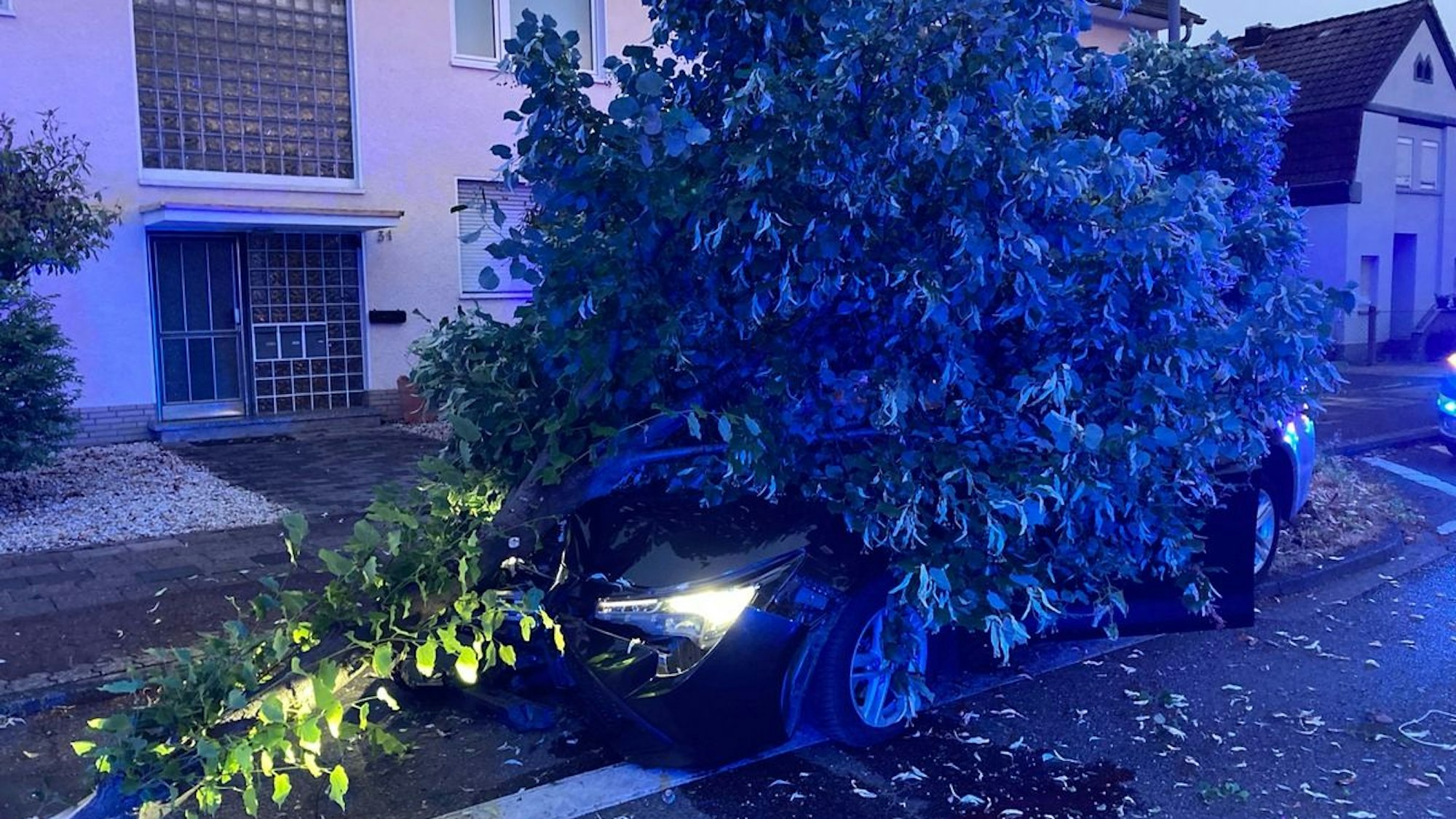 Der Toyota des 26-Jährigen wurde bei dem Unfall schwer beschädigt.