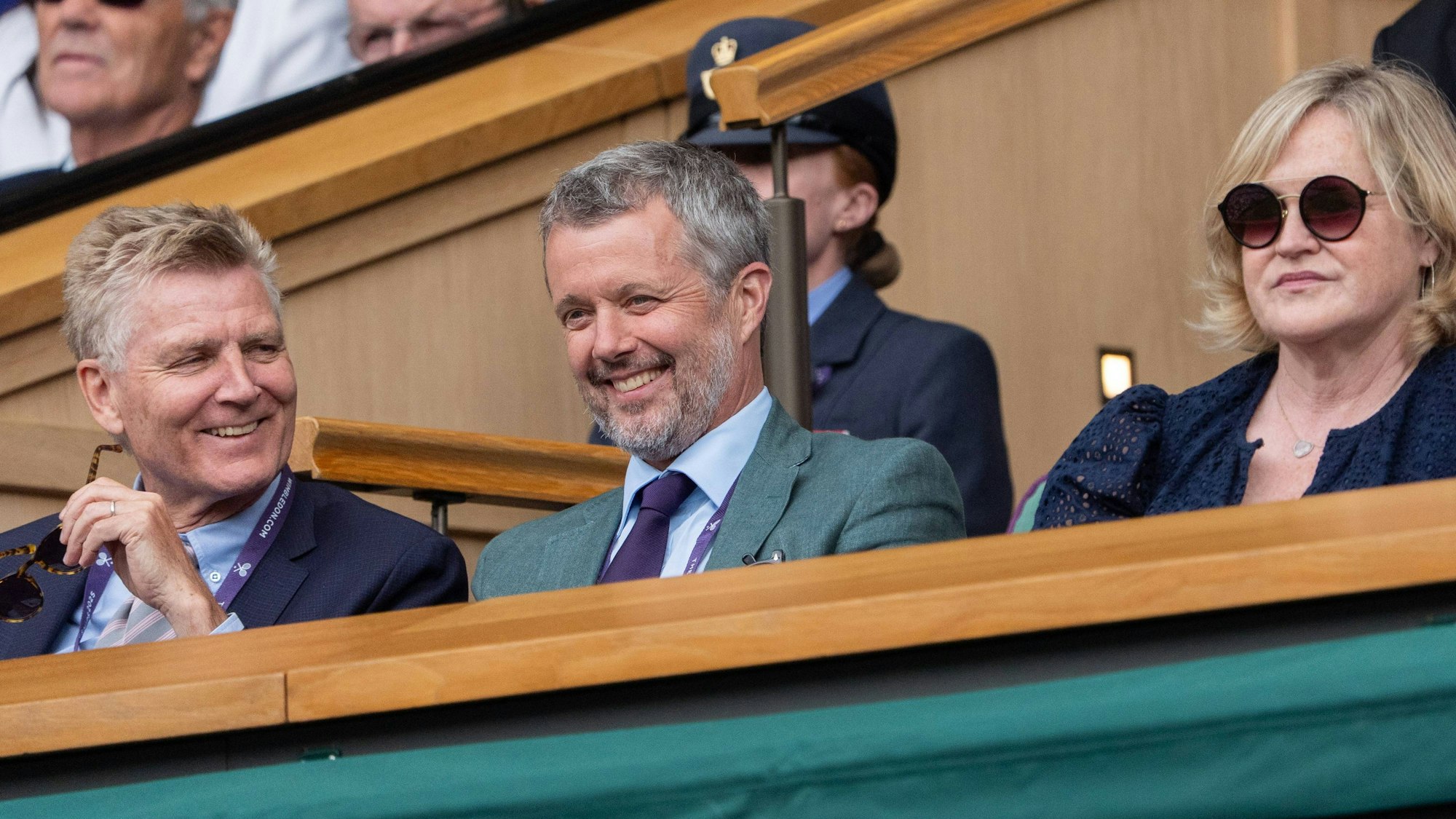 König Frederik X. (m) verfolgt das Wimbledon-Geschehen entspannt von der Royal Box aus.
