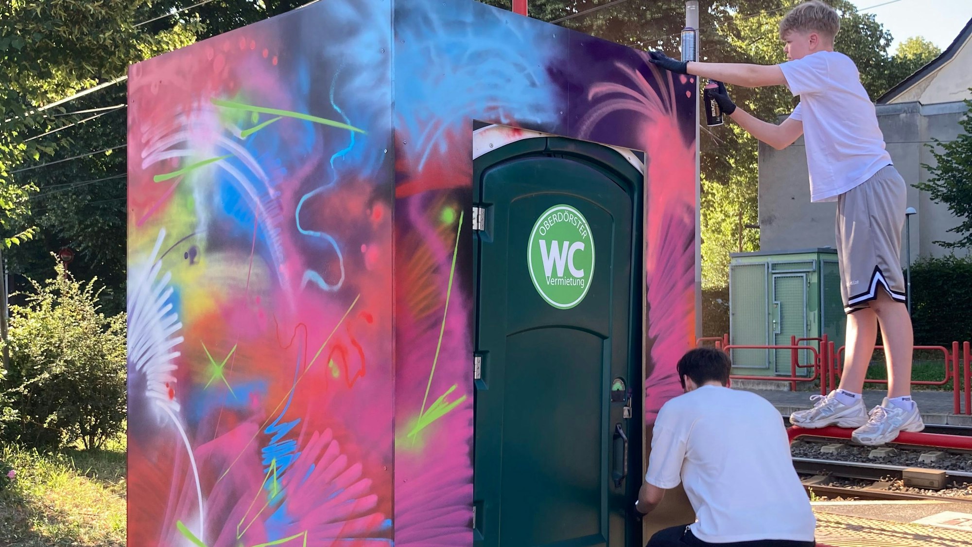 Die beiden jungen Künstler sind bei der Arbeit.