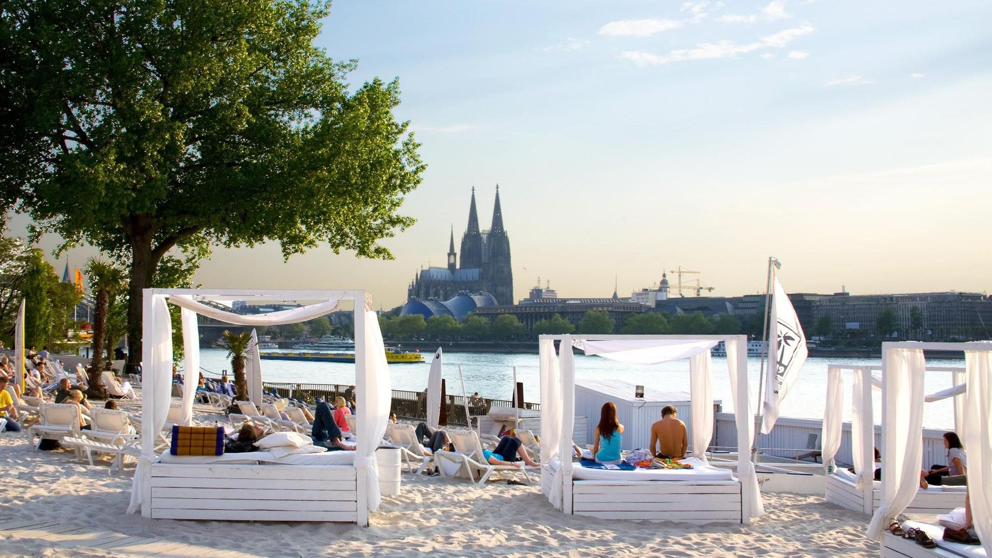 Beachbetten im Beach Club km689 mit Blick auf den Kölner Dom