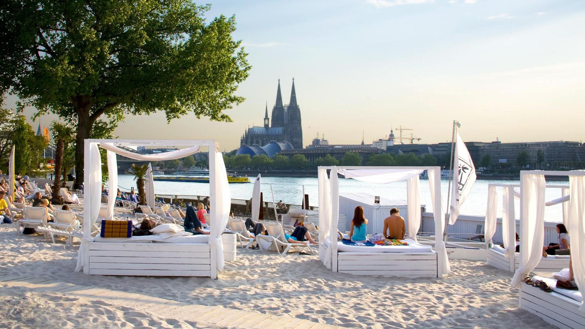 Strandbetten im Strandclub auf der Schäl Sick mit Blick auf den Dom.