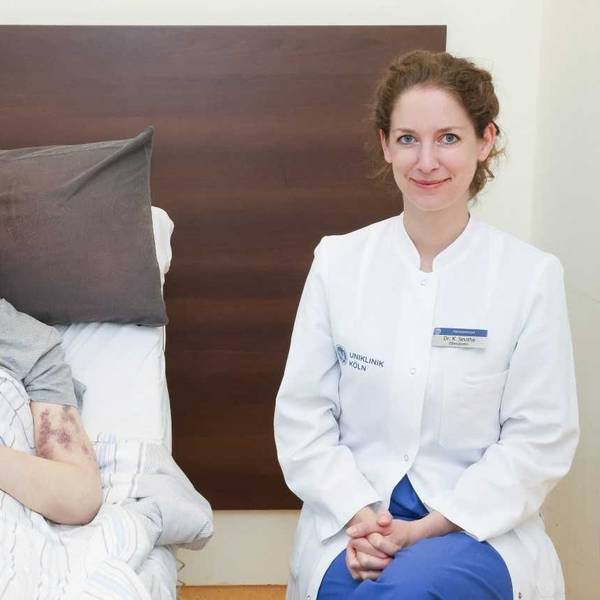 Patient Sebastian Jost mit Dr. Katharina Seuthe im Herzzentrum der Uniklinik Köln