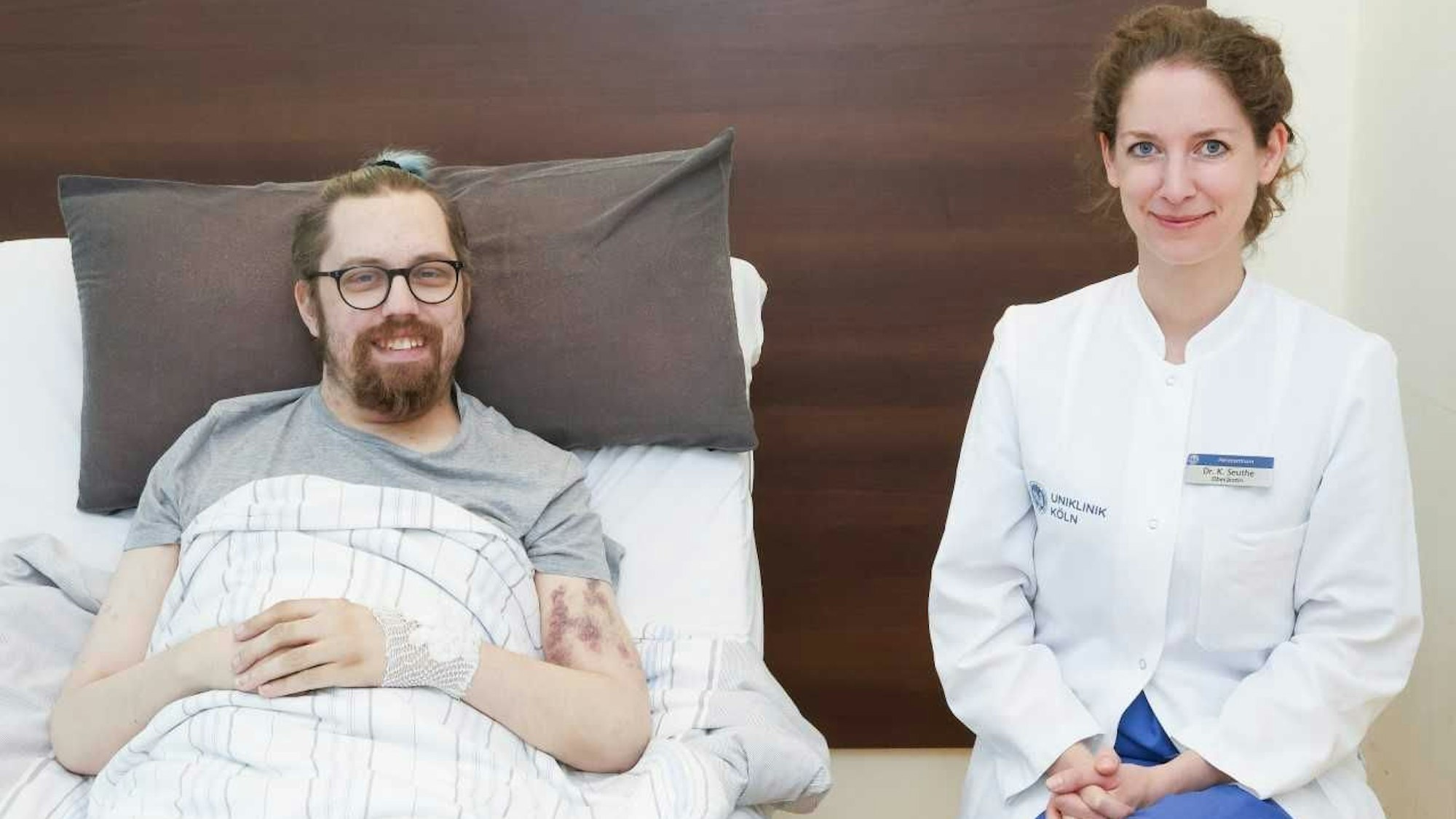 Patient Sebastian Jost mit Dr. Katharina Seuthe im Herzzentrum der Uniklinik Köln