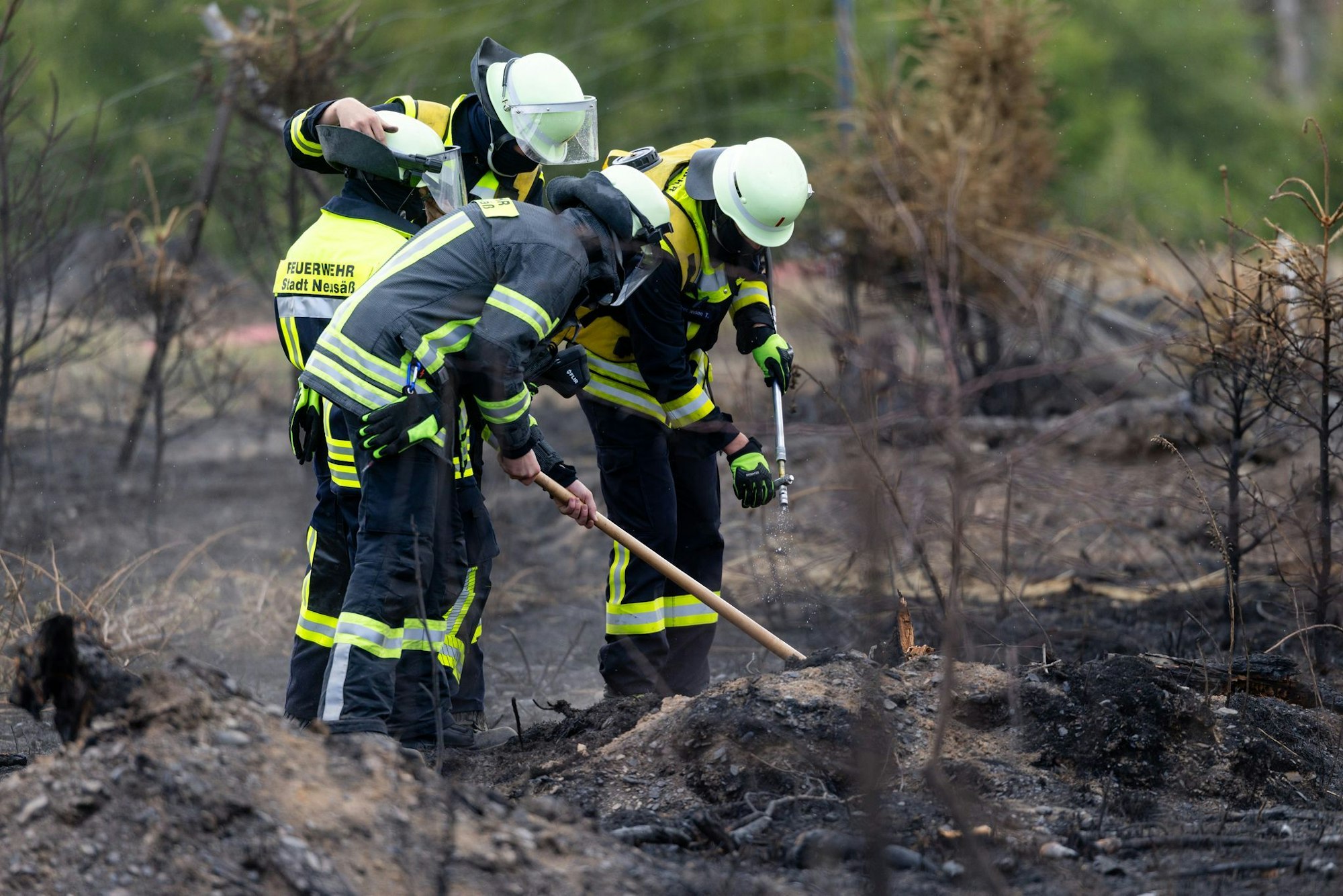 Versteckte Glutnester werden die Feuerwehrleute noch einige Tage nach dem Waldbrand auf der Saalfelder Höhe beschäftigen.