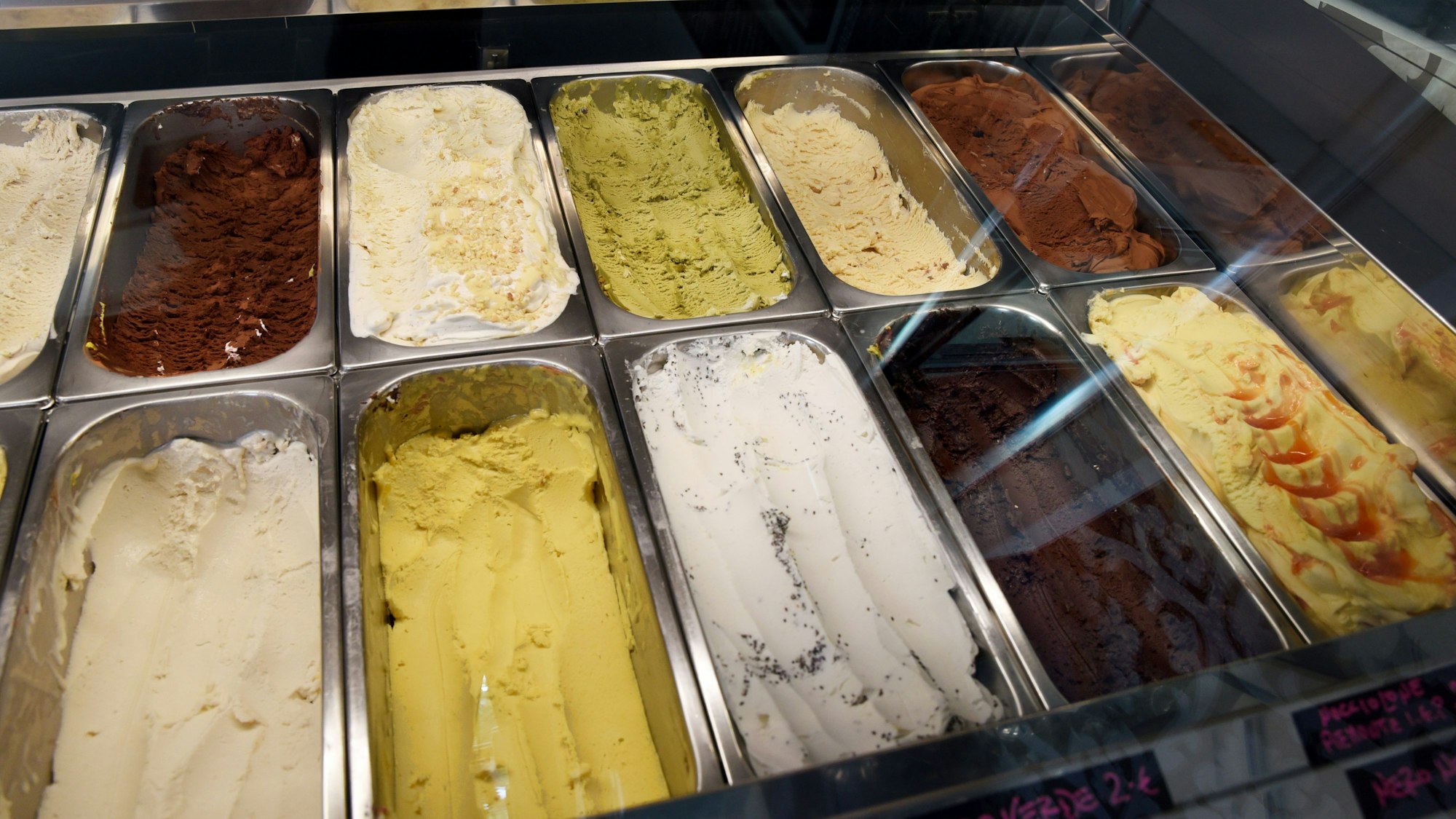 Verschiedene Eissorten in der Gelateria Cafeteria Süd in Köln. (Archivbild)