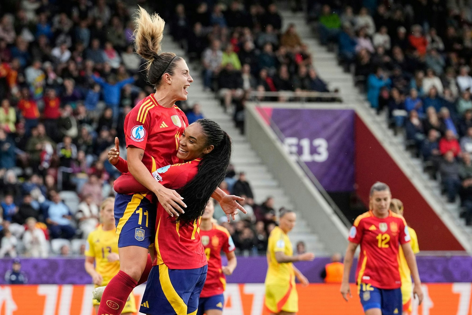 Hoch soll sie leben: Alexia Putellas wird nach ihrem Tor zum 6:2 von Salma Paralluelo geherzt.