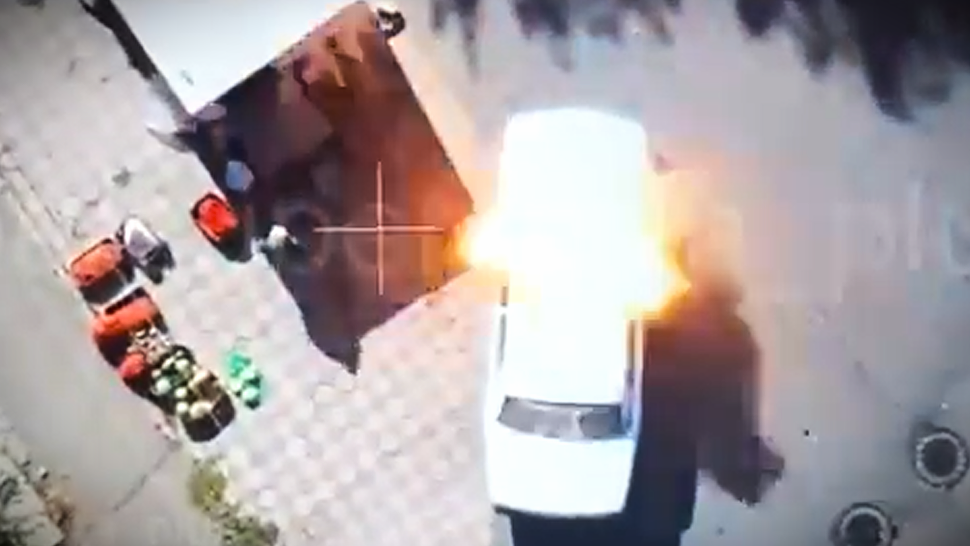 Ein Screenshot aus einem russischen Telegram-Video zeigt einen Drohnenangriff auf Bauarbeiter in Cherson. (Archivbild)