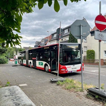 In der Straße am Junkernkamp sind mehrere Ersatzhaltestellen eingerichtet.