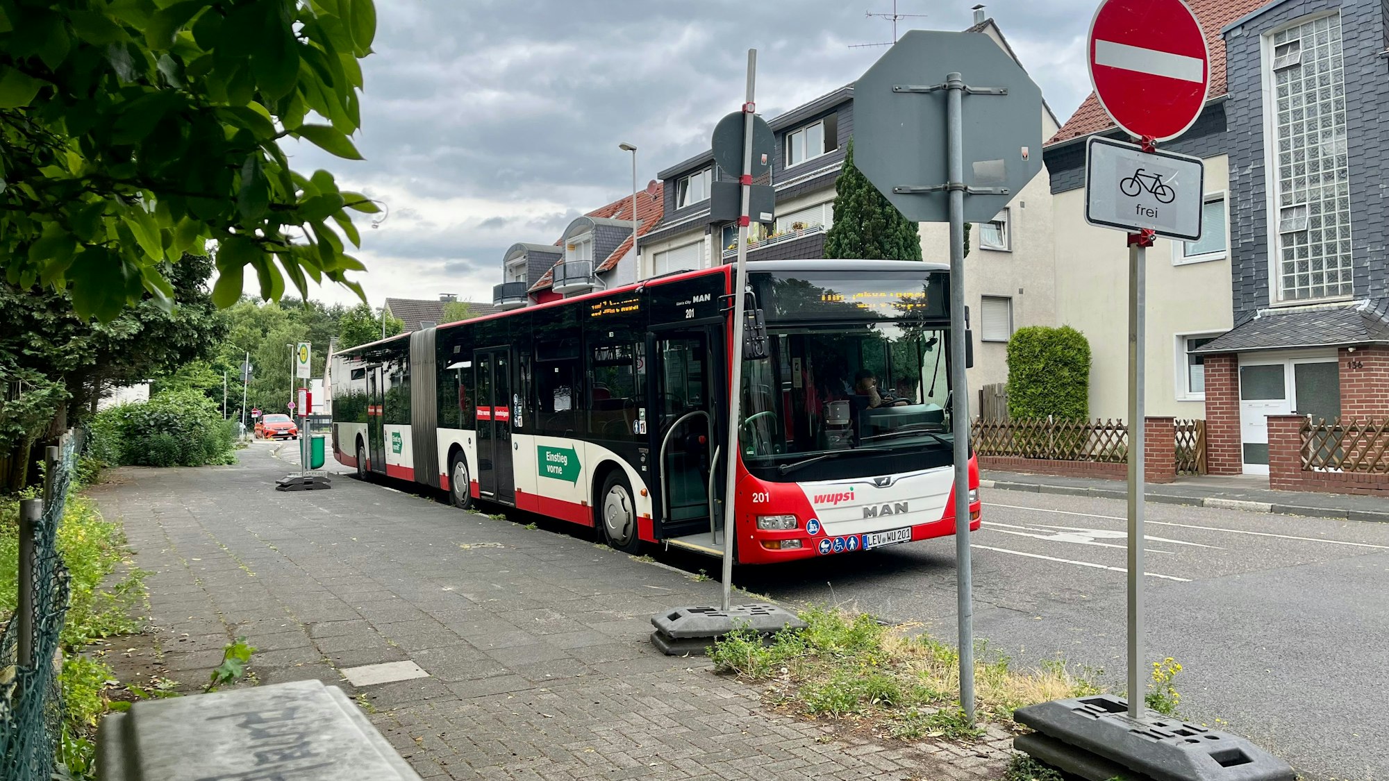 In der Straße am Junkernkamp sind mehrere Ersatzhaltestellen eingerichtet.