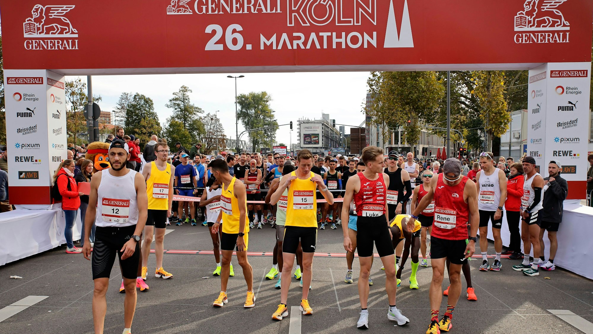 Läuferinnen und Läufer in Position.