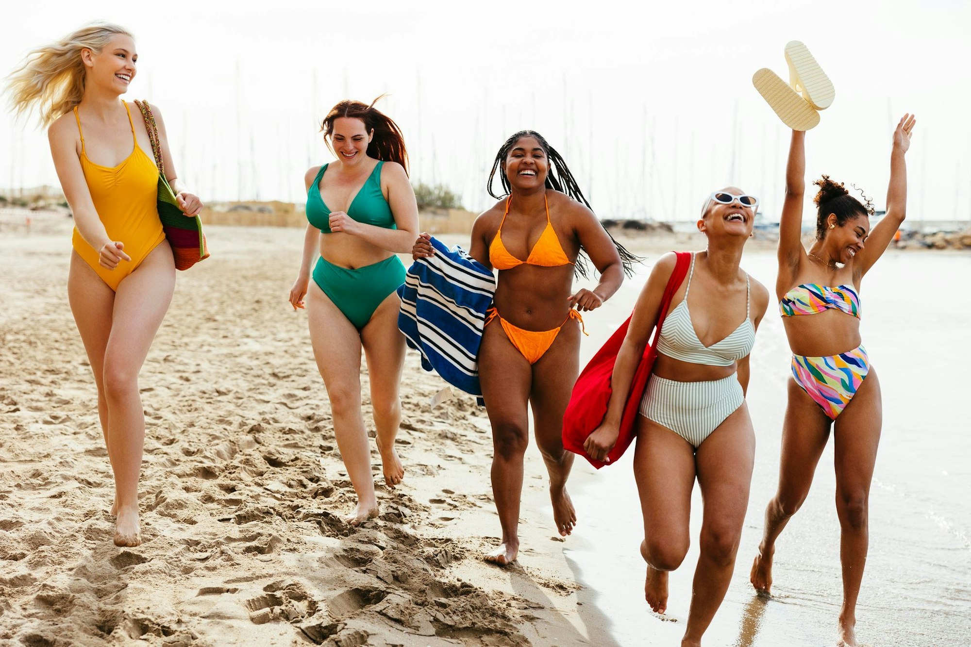 Schöne Zeit am Strand: Bademode soll für alle Größen passen und bequem sein.