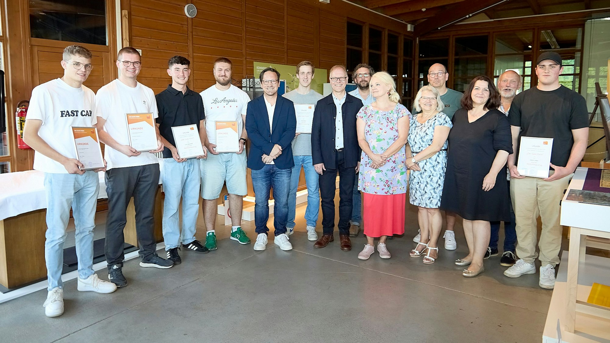 Die Sieger und die Jury des Wettbewerbs „Die Gute Form“ stehen im Freilichtmuseum Kommern zusammen.