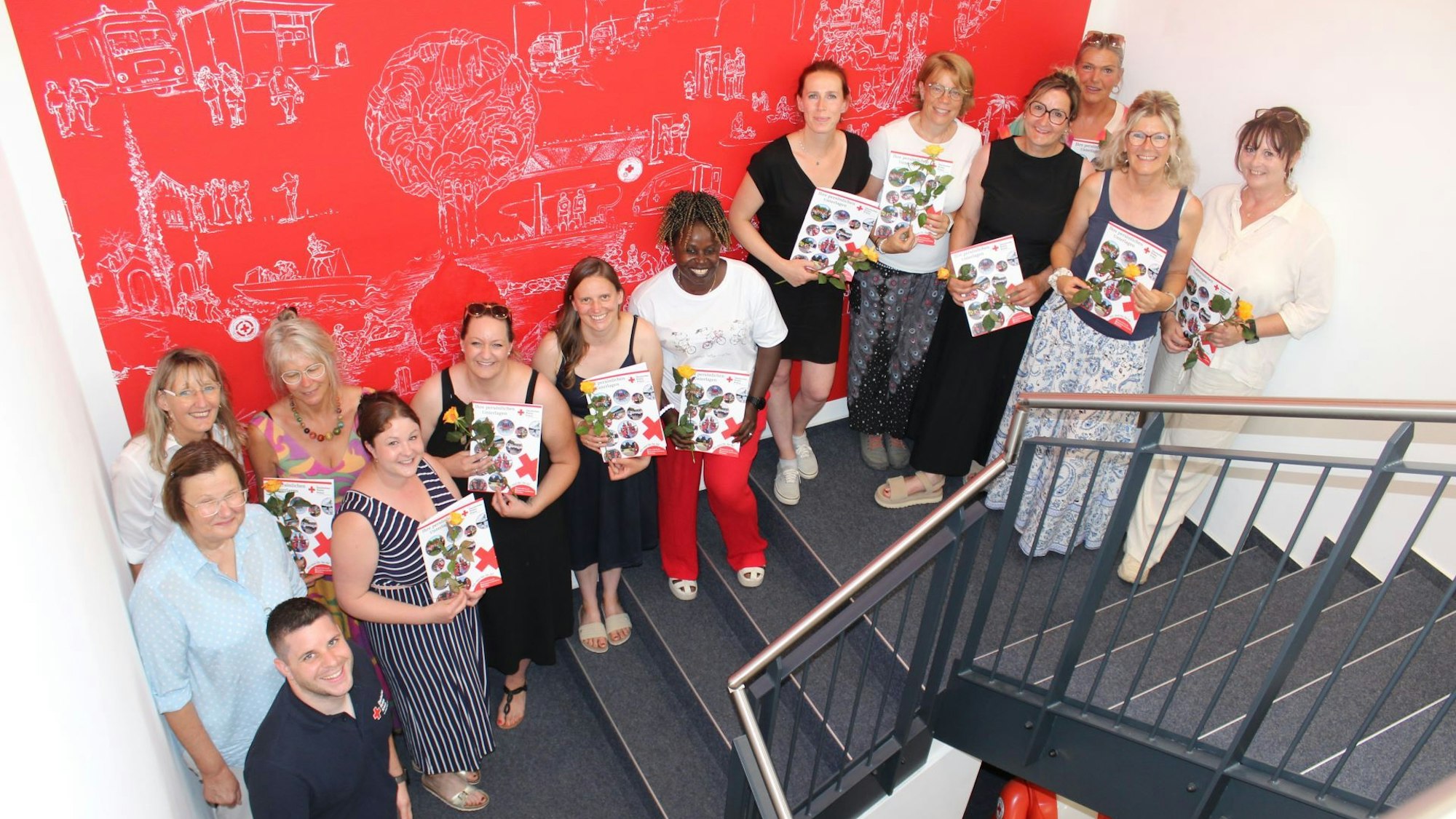 Das Bild zeigt die elf neuen Erzieherinnen mit ihren Ausbildern.