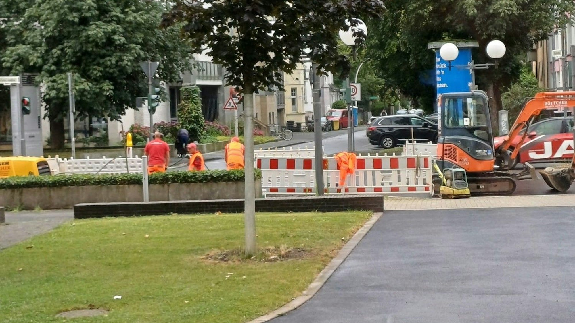 Das Tiefbauamt hat die Arbeiten an der Adenauerallee aufgenommen.