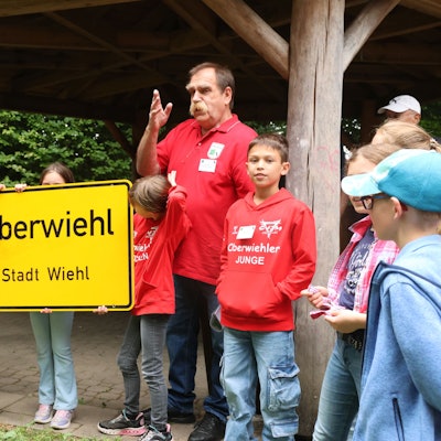 Das Foto zeigt Oberwiehler, die den Ort der Kommission präsentieren