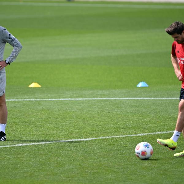 Leverkusens neuer Trainer Erik ten Hag (l.) und Jonas Hofmann (r.) bei den ersten Trainingseinheiten