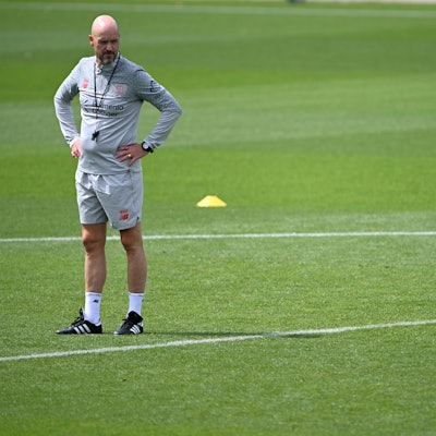 Leverkusens neuer Trainer Erik ten Hag (l.) und Jonas Hofmann (r.) bei den ersten Trainingseinheiten