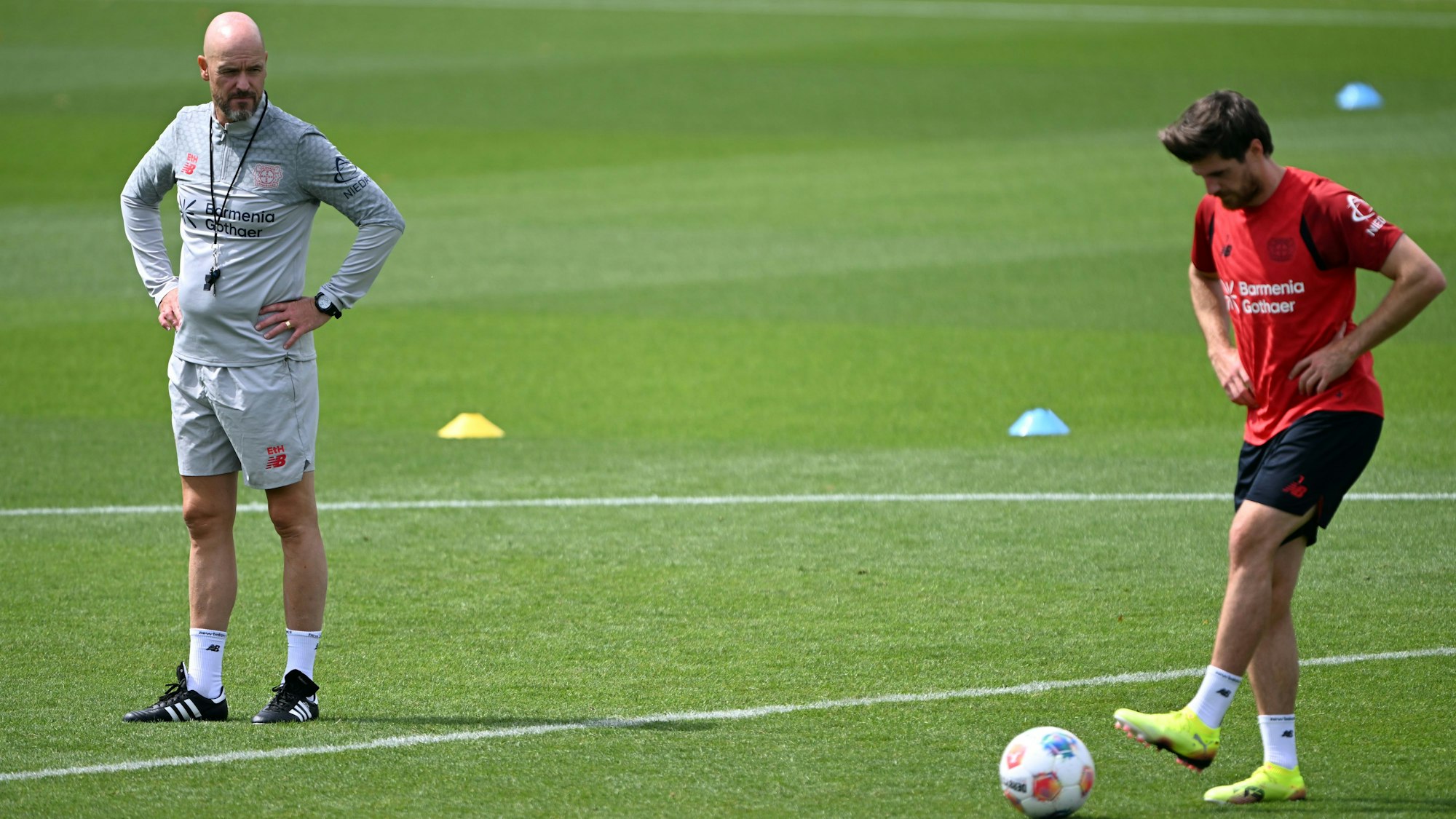 Leverkusens neuer Trainer Erik ten Hag (l.) und Jonas Hofmann (r.) bei den ersten Trainingseinheiten