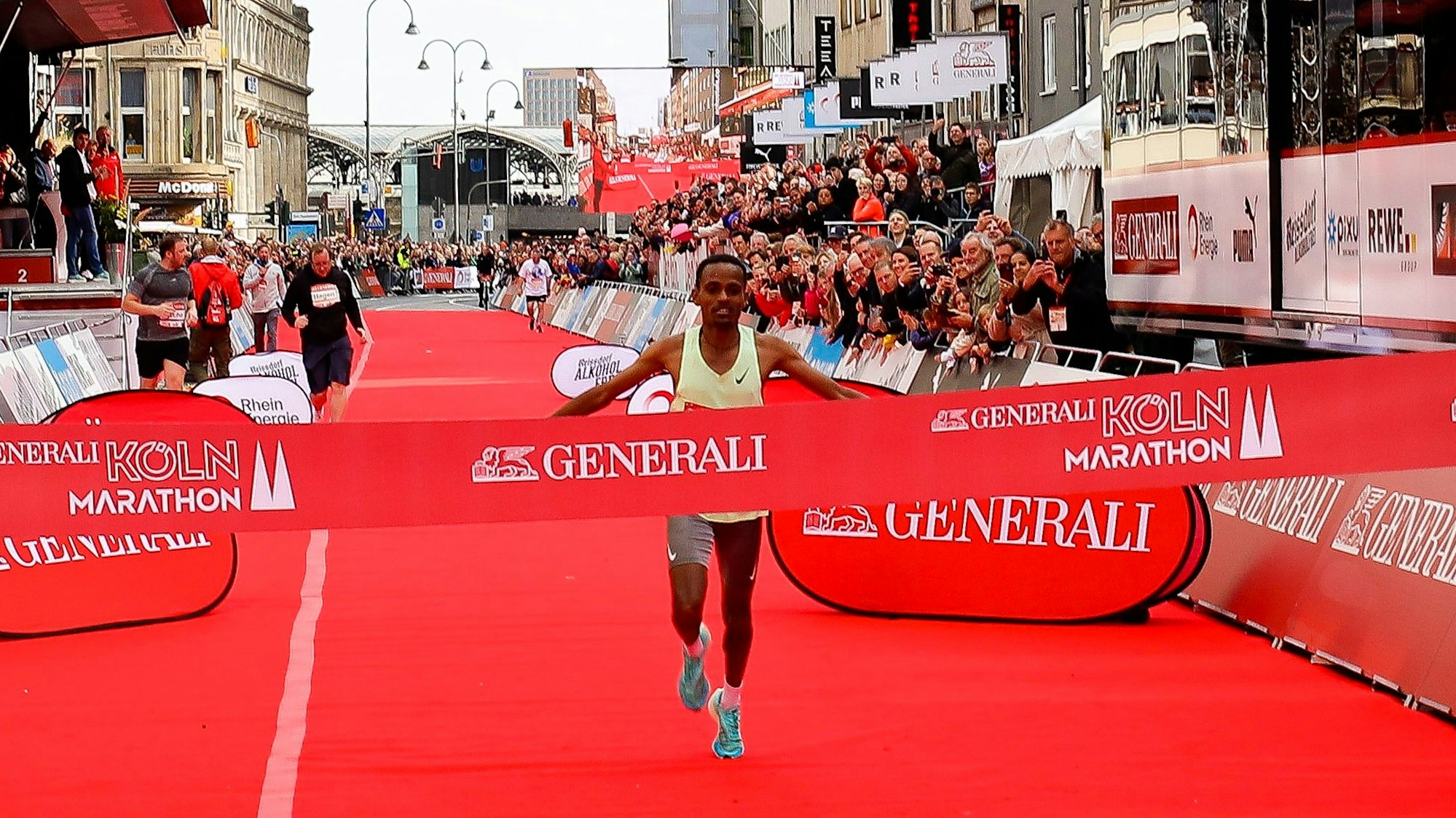 Temeke Tadesse aus Äthiopien siegt beim Köln-Marathon 2024 in 2:12:35 – Zieleinlauf an der Komödienstraße.
