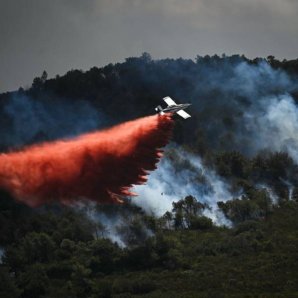 Ein Löschflugzeug wirft in der Nähe der Stadt Narbonne im Südwesten Frankreichs Löschmittel über einem Waldbrand ab.