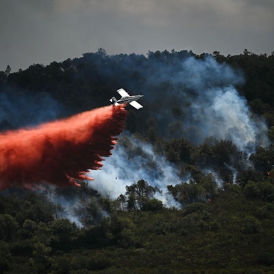Ein Löschflugzeug wirft in der Nähe der Stadt Narbonne im Südwesten Frankreichs Löschmittel über einem Waldbrand ab.