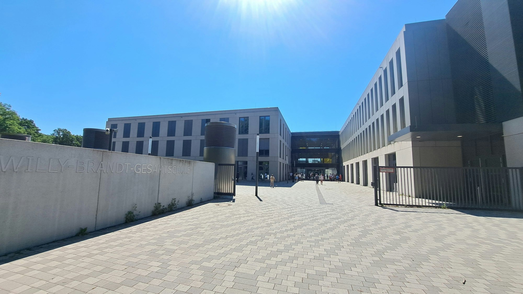 Blick auf den Eingang der Willy-Brandt-Gesamtschule in Höhenhaus