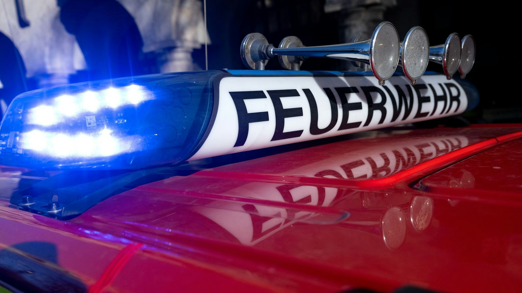 Mit einem Großaufgebot war die Feuerwehr in Aachen im Einsatz, um Menschen aus einem brennenden Haus zu retten. (Symbolbild)