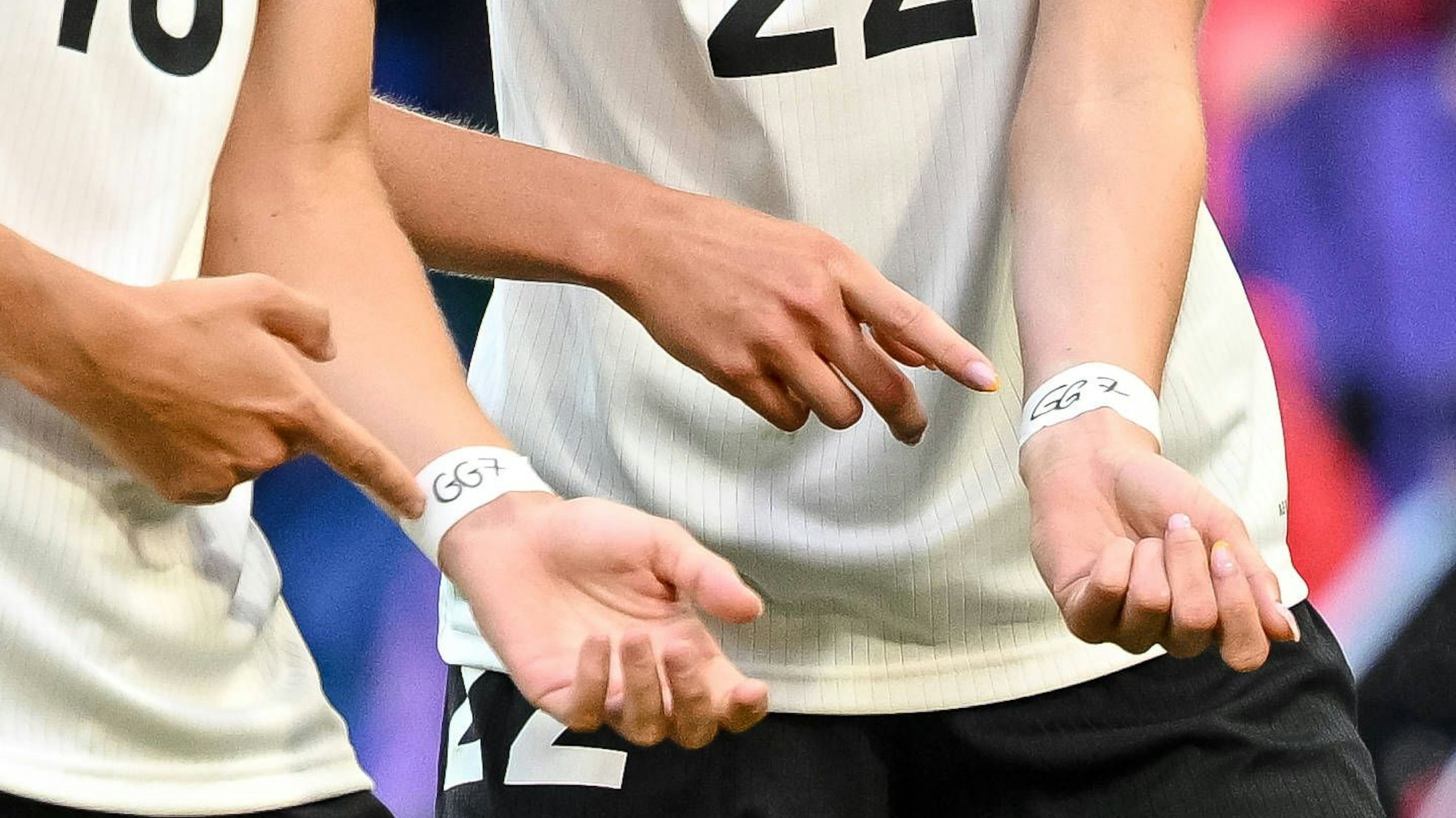 Mit Armbändchen erinnerten die deutschen Spielerinnen an ihre verletzte Kapitänin Giulia Gwinn.