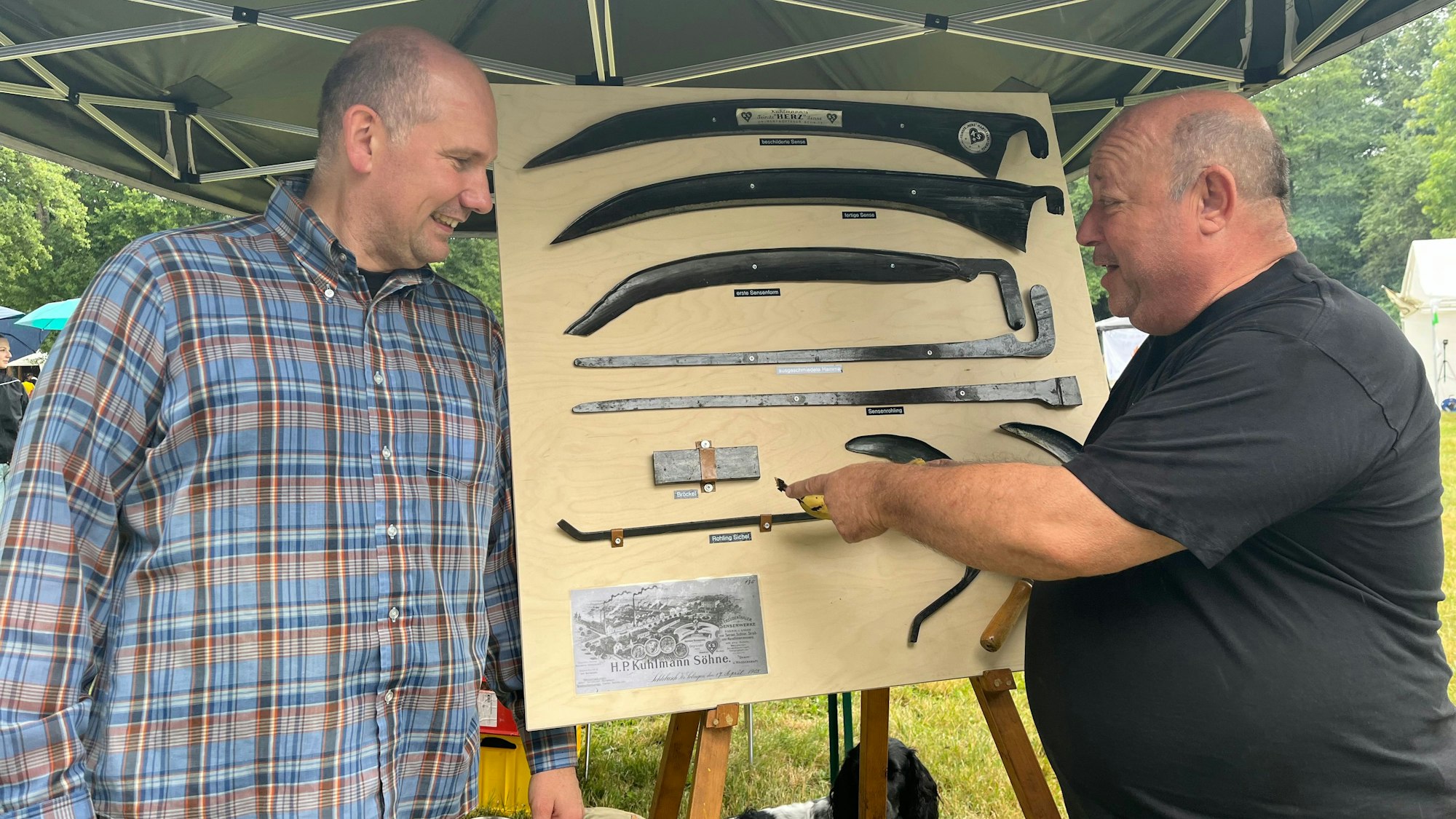 Jens Schäperclaus (l.) und Andreas Korb präsentieren Sensen.