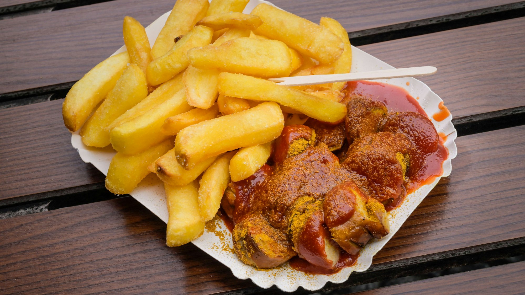 Currywurst und Pommes Nahaufnahme