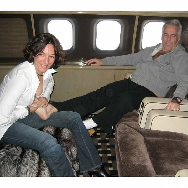 Ghislaine Maxwell gibt Jeffrey Epstein in seinem Privatjet eine Fußmassage.