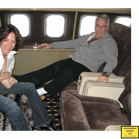 Ghislaine Maxwell gibt Jeffrey Epstein in seinem Privatjet eine Fußmassage.