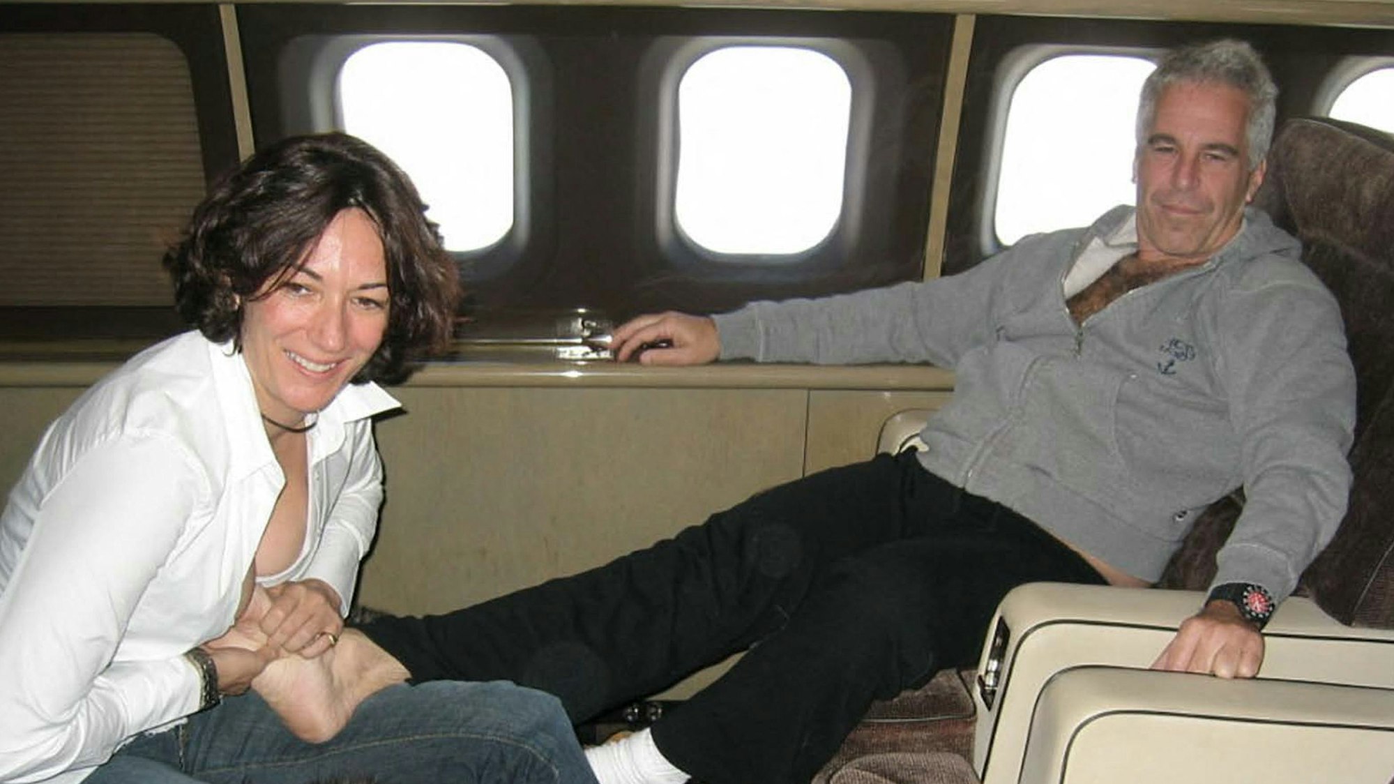 Ghislaine Maxwell gibt Jeffrey Epstein in seinem Privatjet eine Fußmassage.