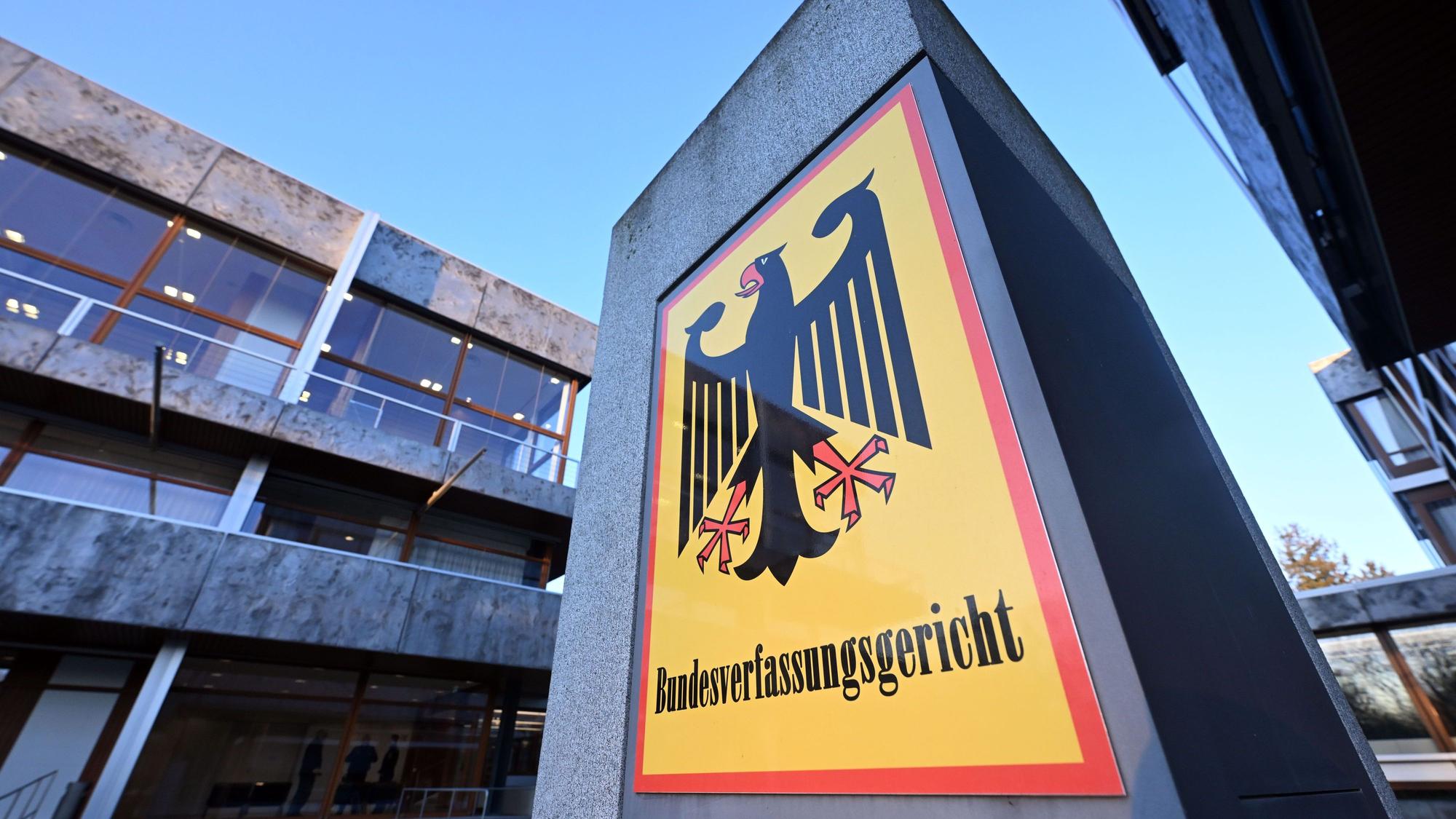 Ein Hinweisschild mit Bundesadler und dem Schriftzug "Bundesverfassungsgericht".