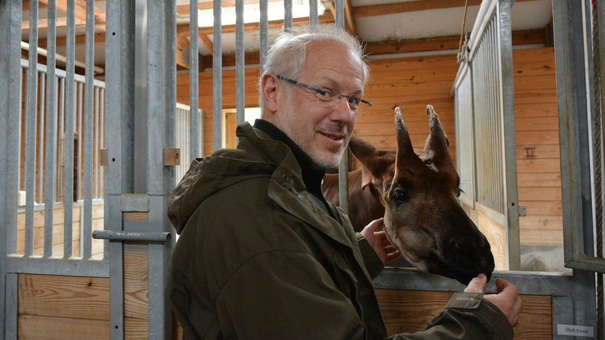 Theo Pagel vor einem Stall im Kölner Zoo.