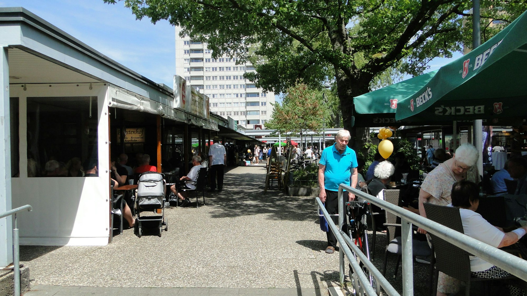 Supermärkte, Apotheken und Restaurants wie der „Fürstenhof“: Der Haselnusshof ist immer noch Treffpunkt für die Heimersdorfer.