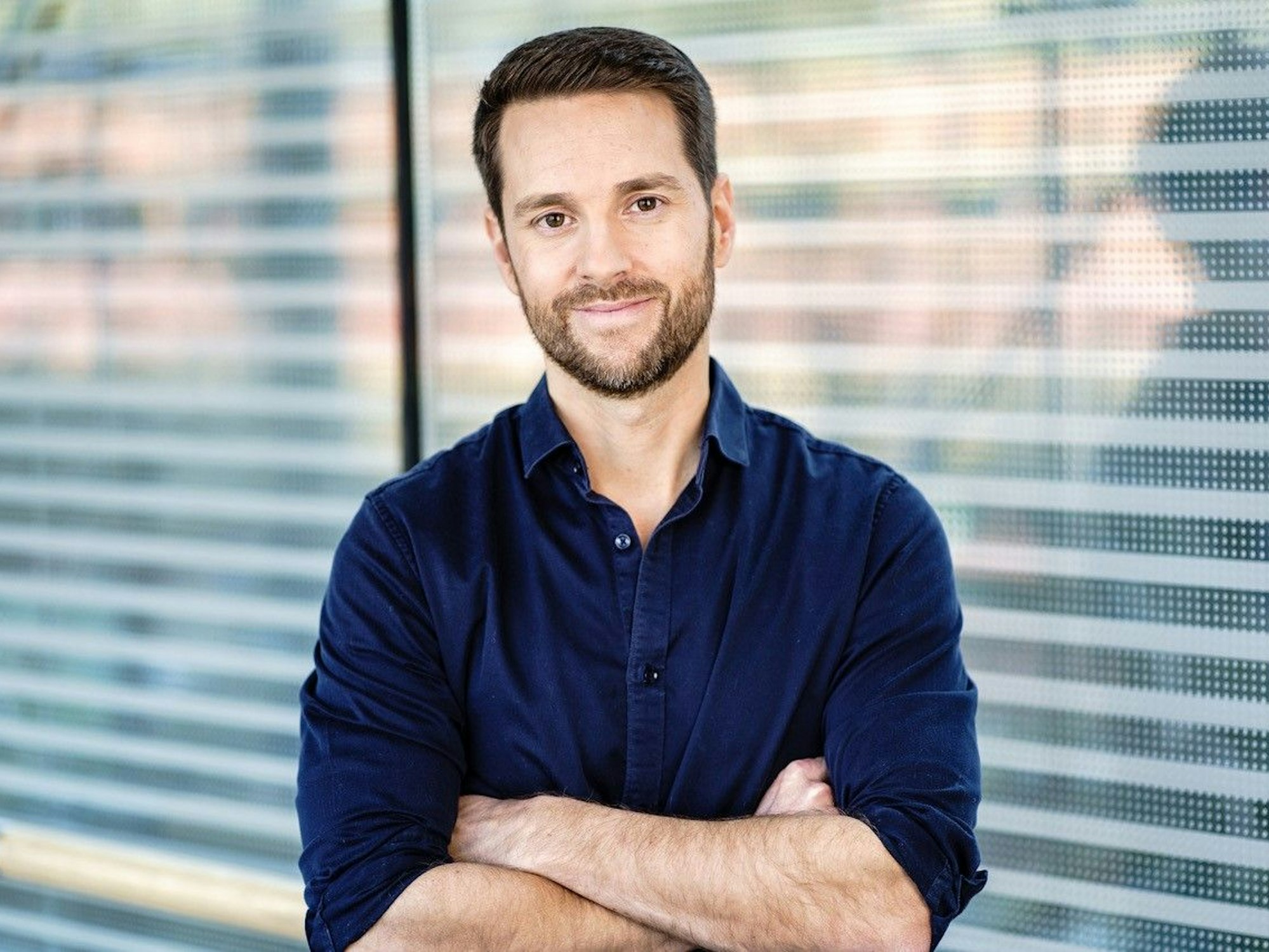 Mirko Drotschmann ist im Porträt zu sehen.