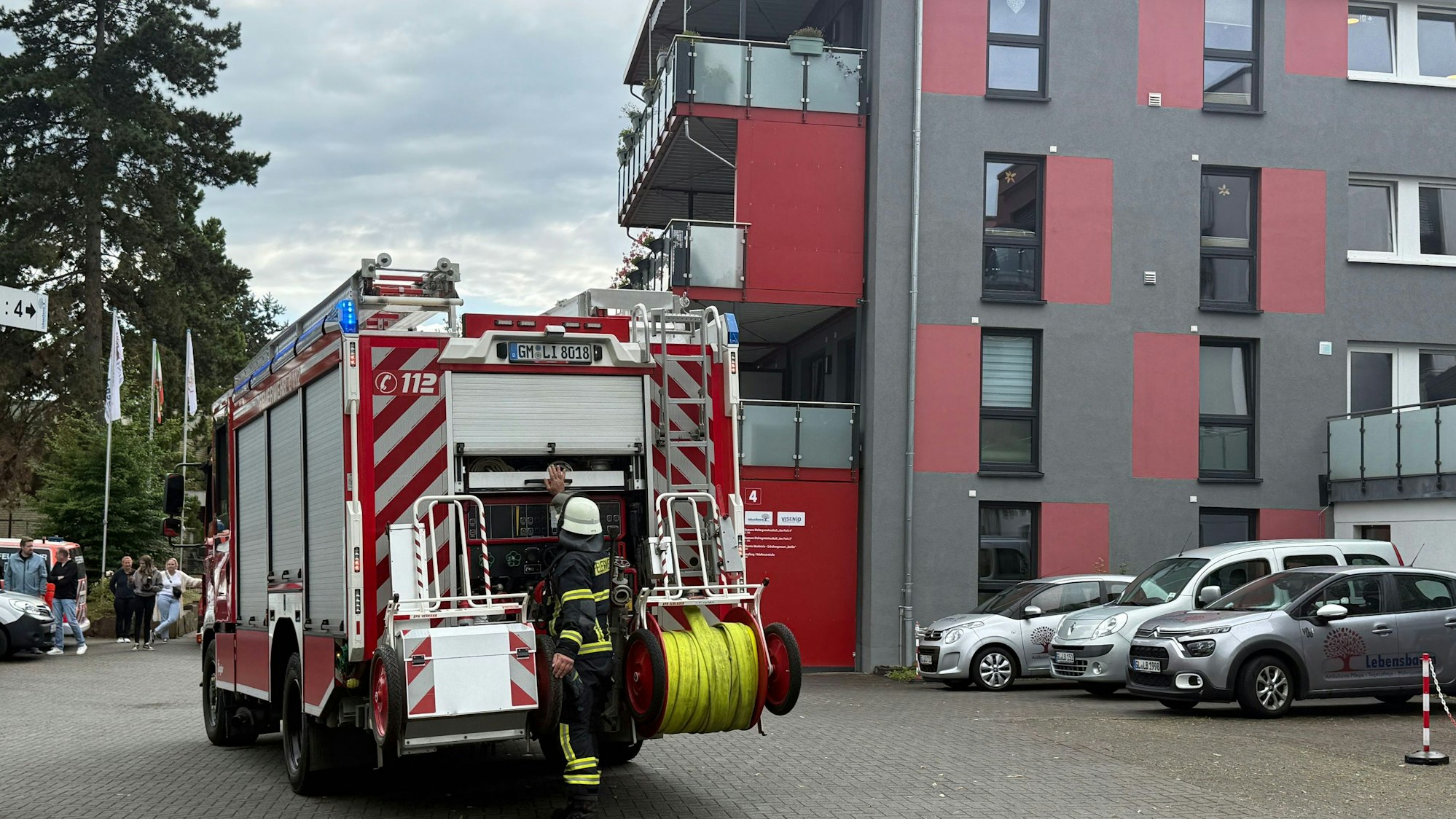Die ersten Einsatzkräfte aus den Einheiten der Freiwilligen Feuerwehr der Gemeinde Lindlar kommen nur wenige Minuten nach dem Auslösen der Brandschutzanlage am Lebensbäumchen an.