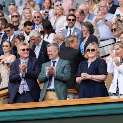 König Frederik X. von Dänemark (m) am 8. Turniertag in der Royal Box von Wimbledon, 7. Juli 2025.